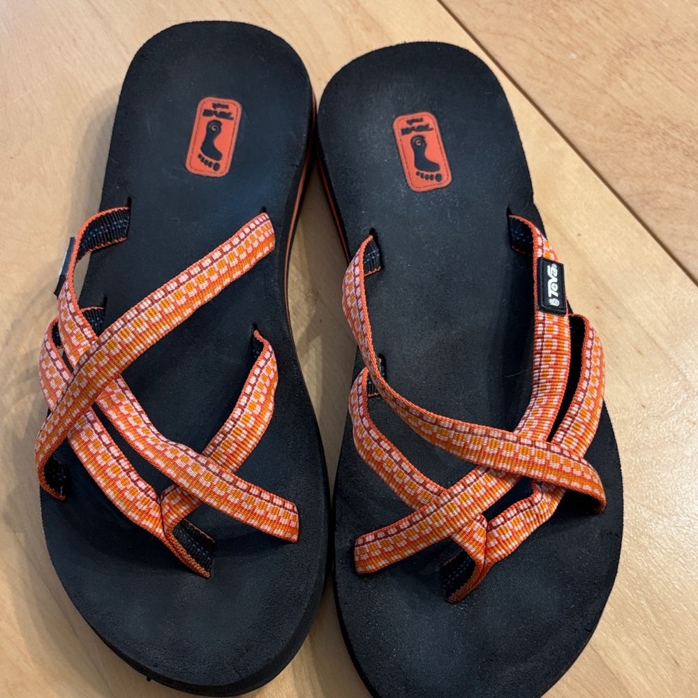 Teva Olowahu Flip Flops with Orange Patterned Straps and Black Sole. Size 7